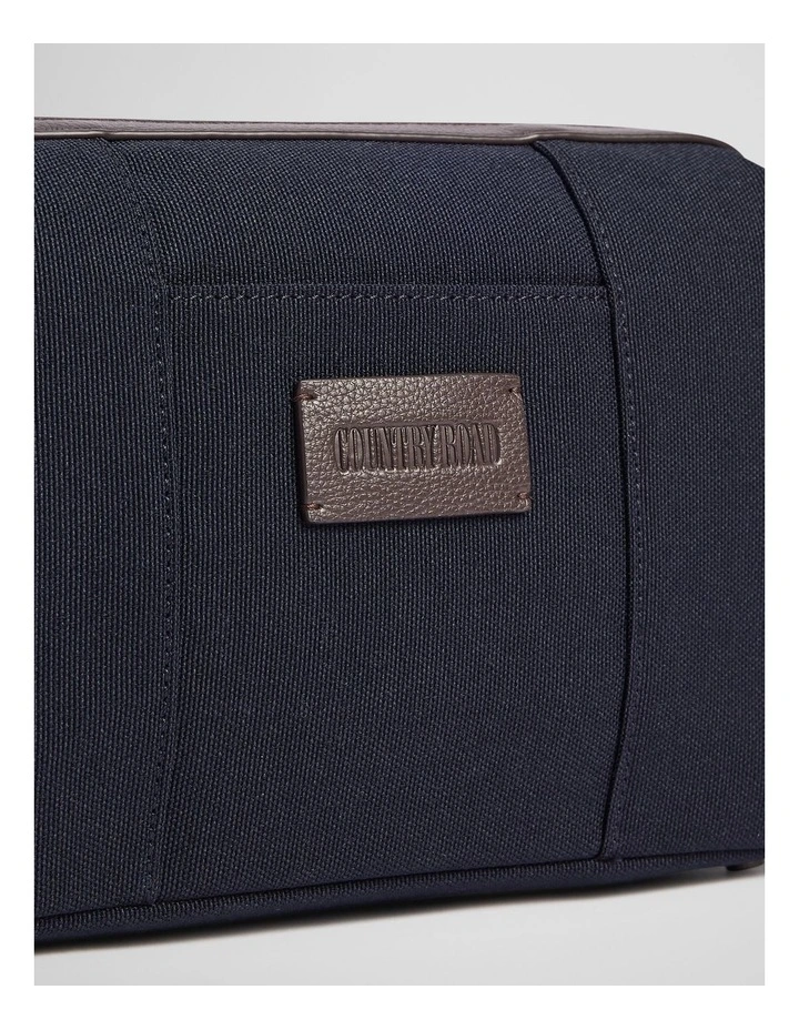 Hudson Washbag in Navy image 2