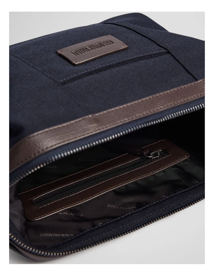 Hudson Washbag in Navy image 3