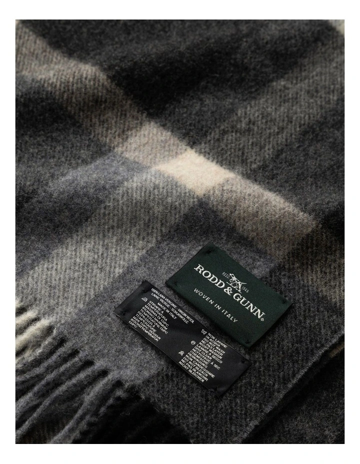 Jed Valley Scarf in Grigio image 3