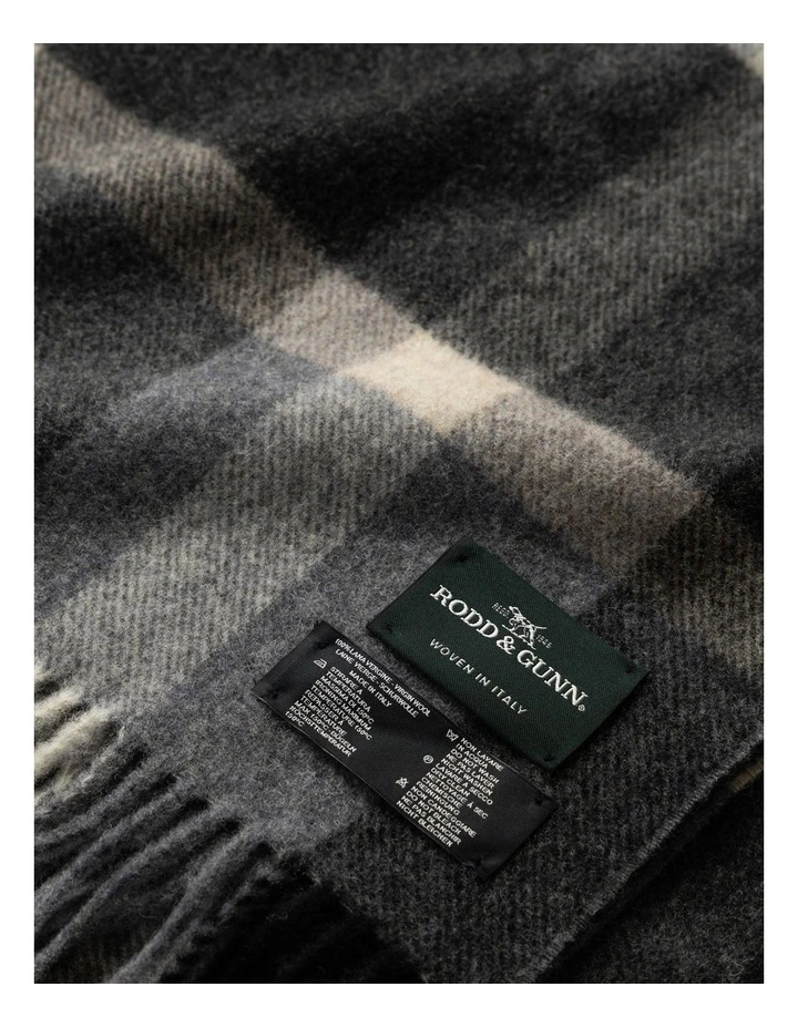 Jed Valley Scarf in Grigio image 3