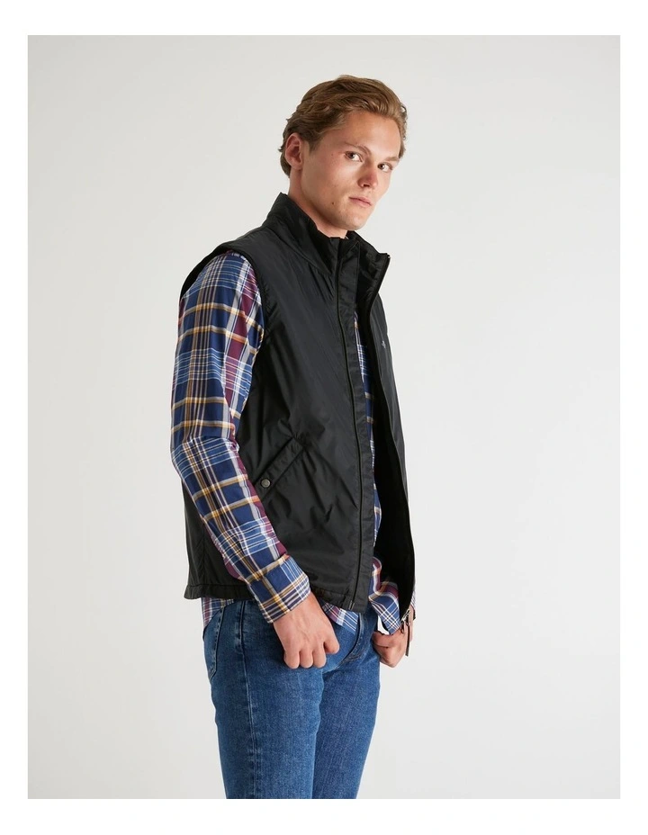 Light Insulated Vest in Black image 3