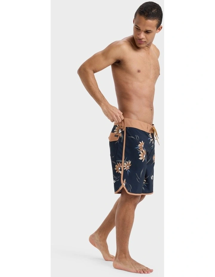 Highline Scallop 19 Boardshorts in Black image 5