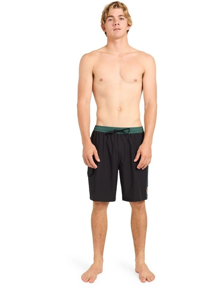 Battler 19 Inch Volley Shorts In Black image 5