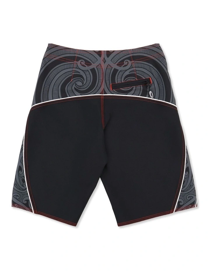 Boys 8-16 Takarangi 19 Inch Boardshorts In Black image 2
