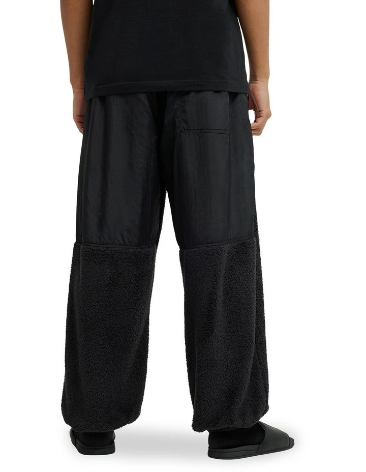 Lynx Fleece Sweatpants In Black image 2