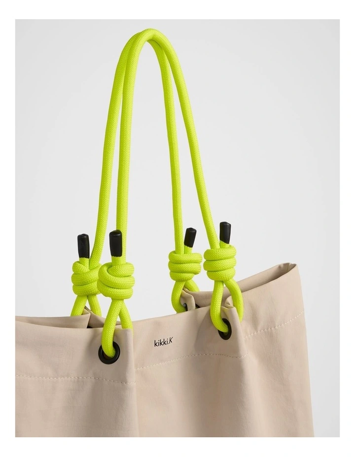 TREK. Tote Bag in Beige image 3