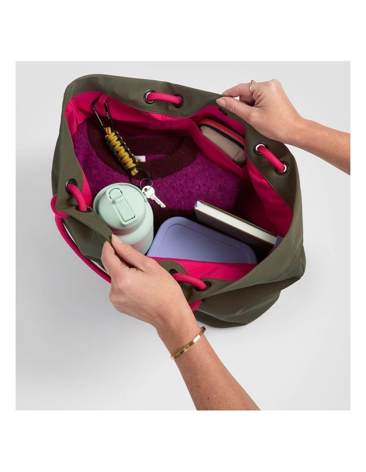 TREK. Tote Bag in Olive image 4