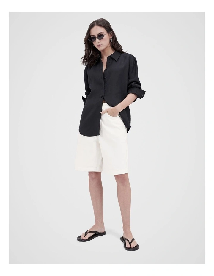 The Classic Oversized Linen Shirt in Black image 4