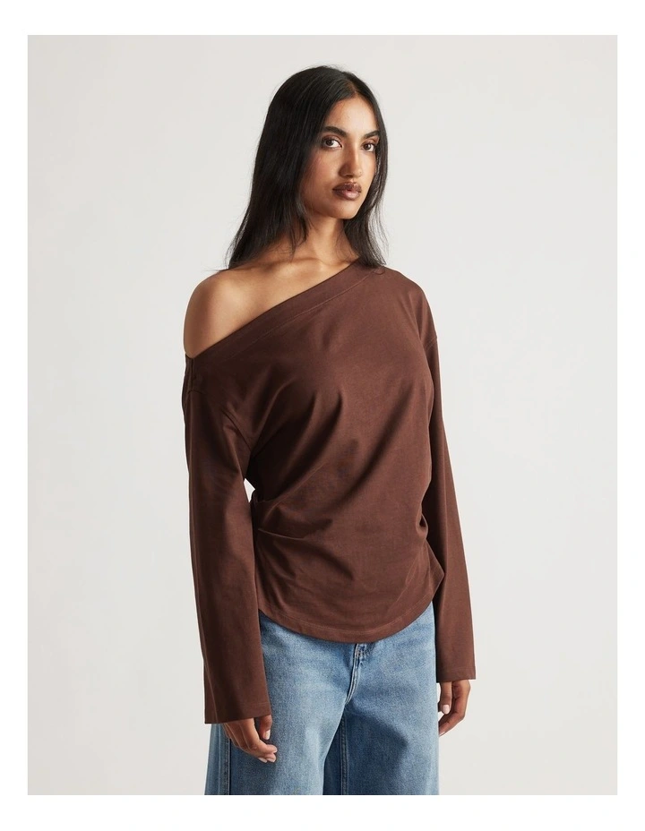 Ally Tipped Shoulder Tee in Teak Brown image 3