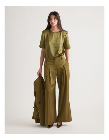 Chartreuse colour