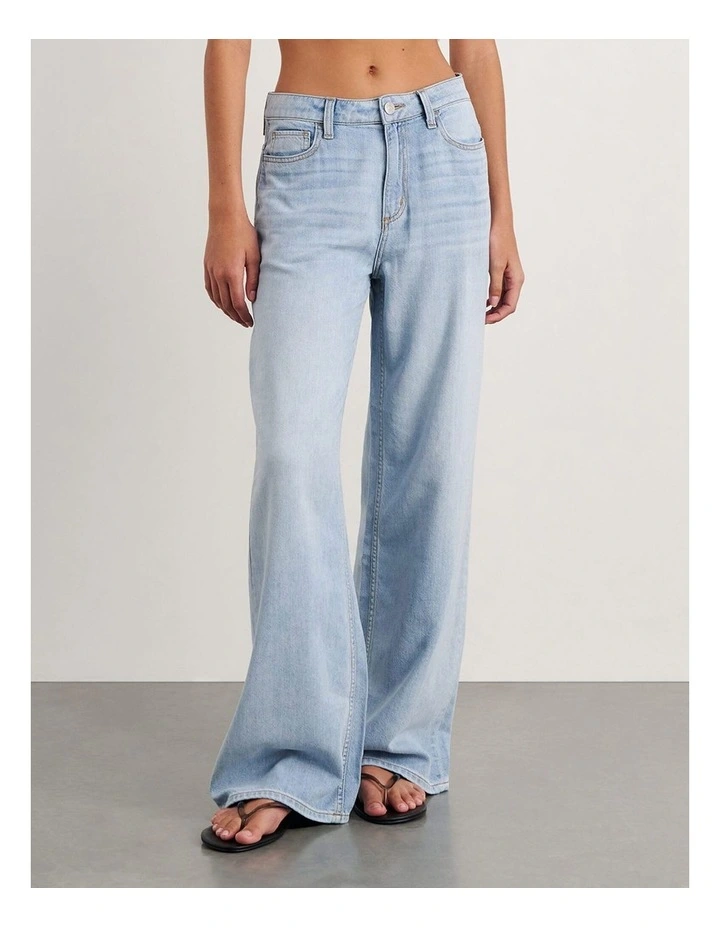 Loe Mid Rise Straight Jean in Light Wash image 5