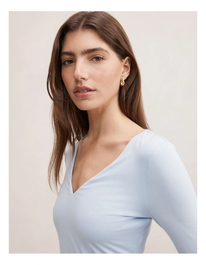 Tia V-Neck 3/4 Sleeves Top in Blue image 4