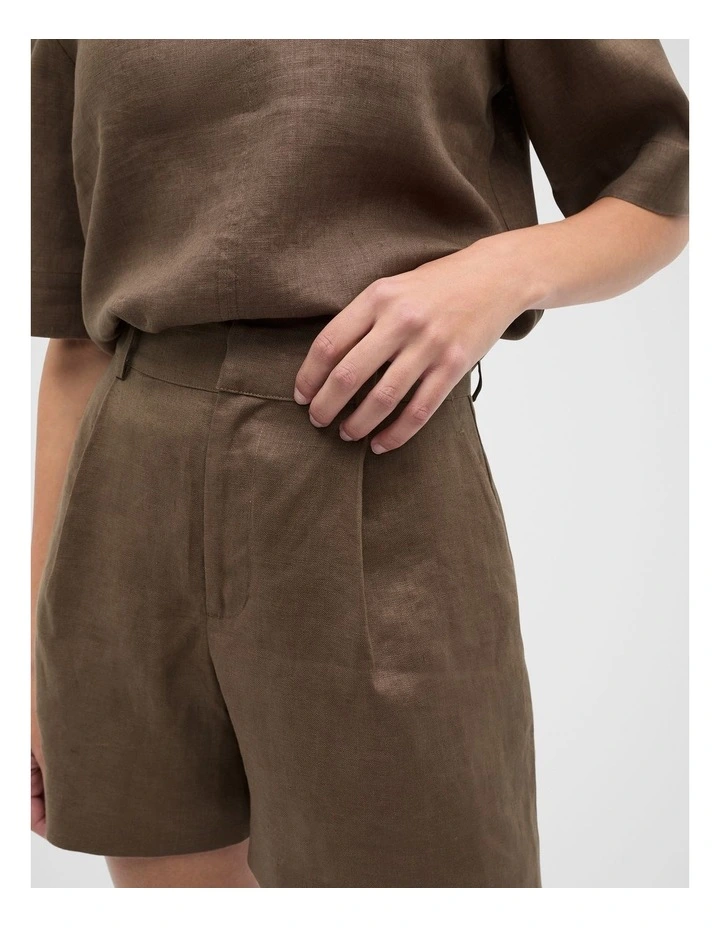 Linen Pleat Short in Pinecone image 4