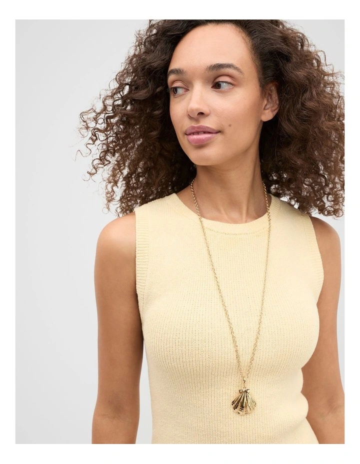 Shell Charm Pendant Necklace in Gold image 2