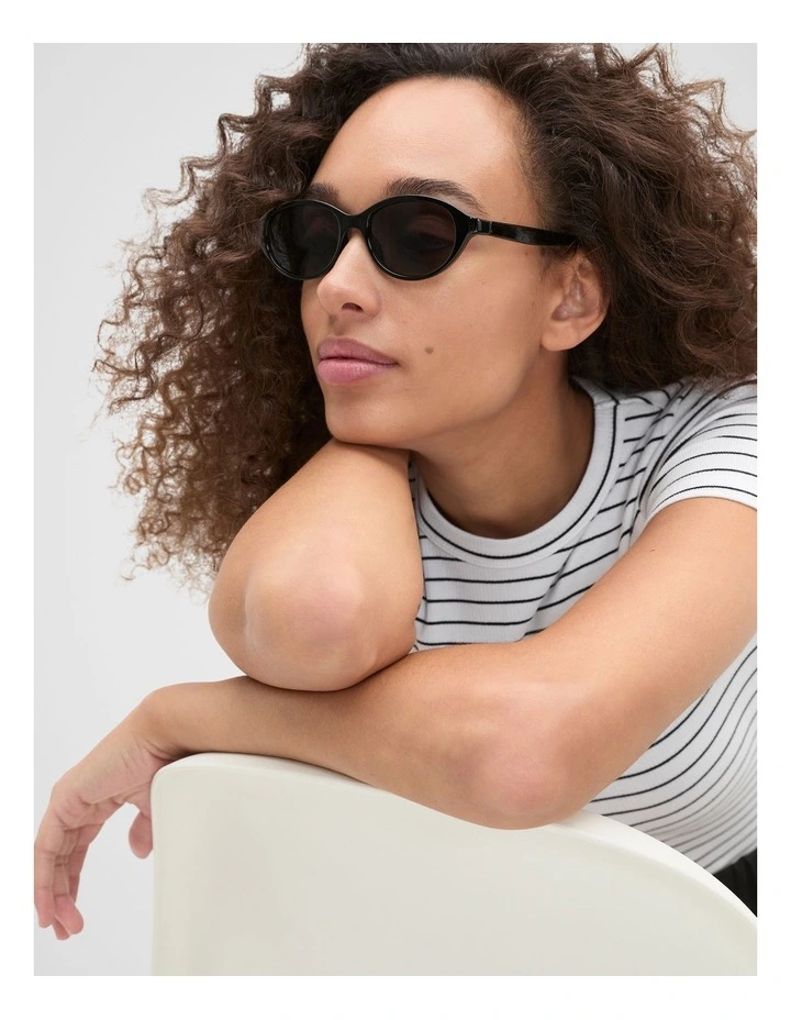 Pippa Round Sunglasses in Black image 2