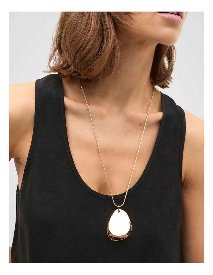 Organic Pendant Necklace in Gold image 2