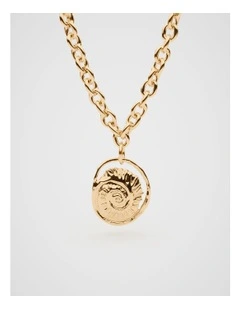 Shell Pendant Necklace in Gold