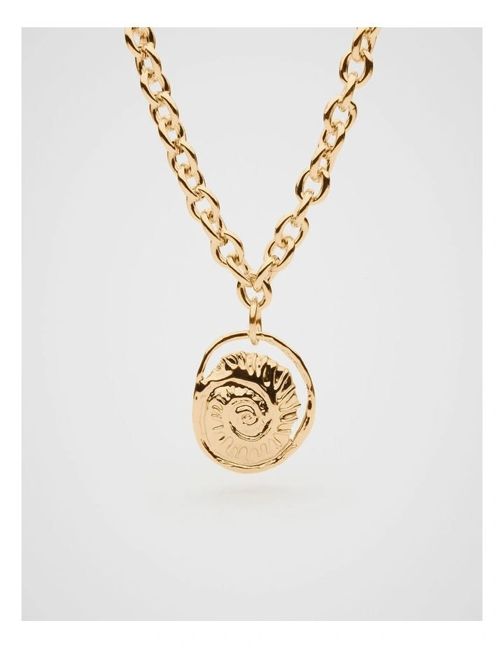 Shell Pendant Necklace in Gold image 1