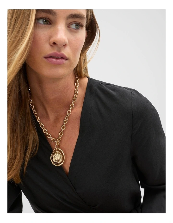 Shell Pendant Necklace in Gold image 2