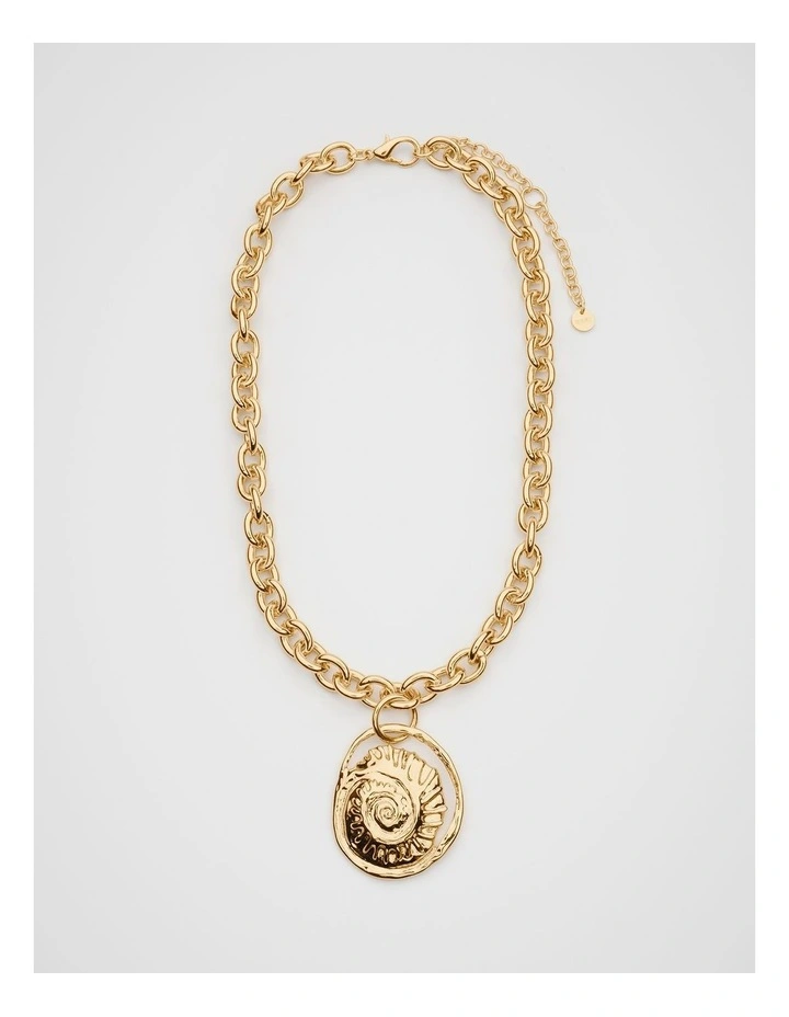 Shell Pendant Necklace in Gold image 3