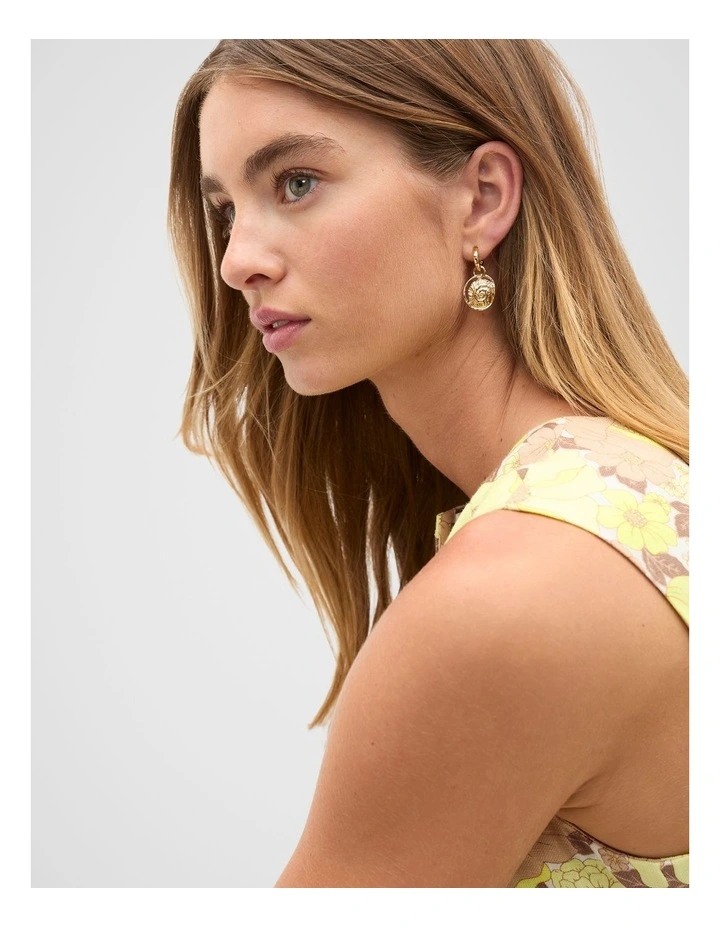 Shell Pendant Earring in Gold image 2