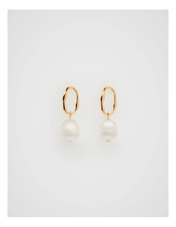 Pearly Oval Earring in Gold image 1