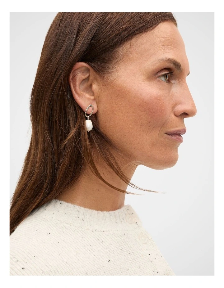 Pearly Oval Earring in Gold image 2