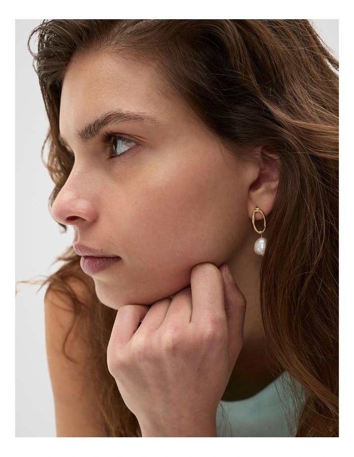Pearly Oval Earring in Gold image 2