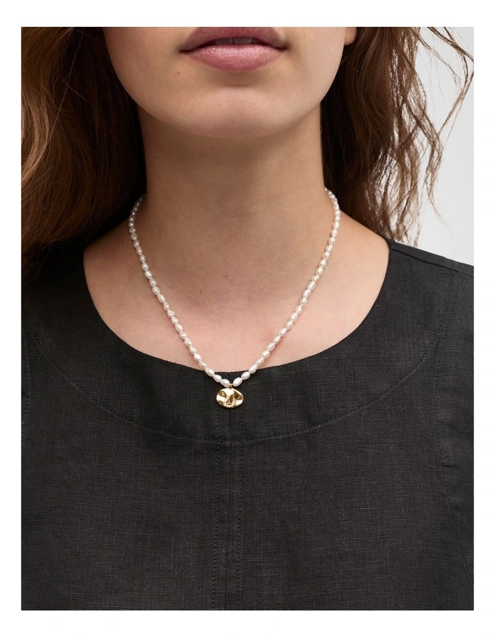 Pearly Pendant Necklace in White image 2