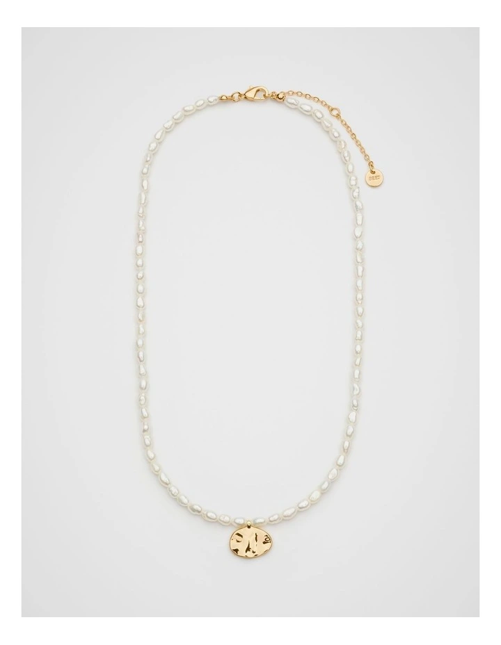 Pearly Pendant Necklace in White image 3