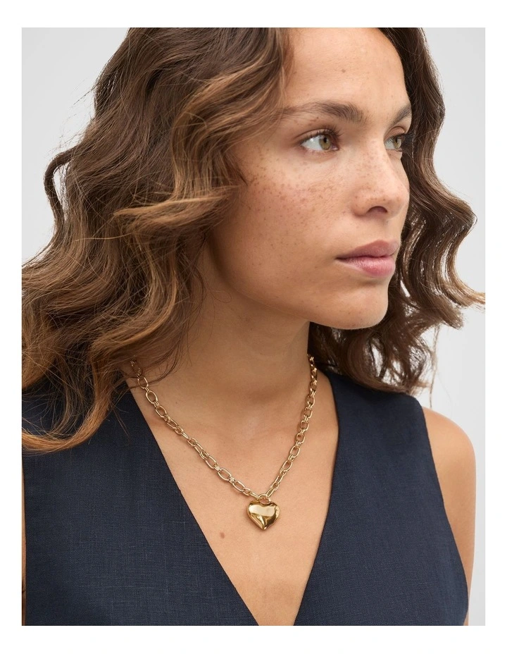 Heart Pendant Necklace in Gold image 2