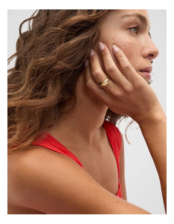 Curve Ring in Gold image 2