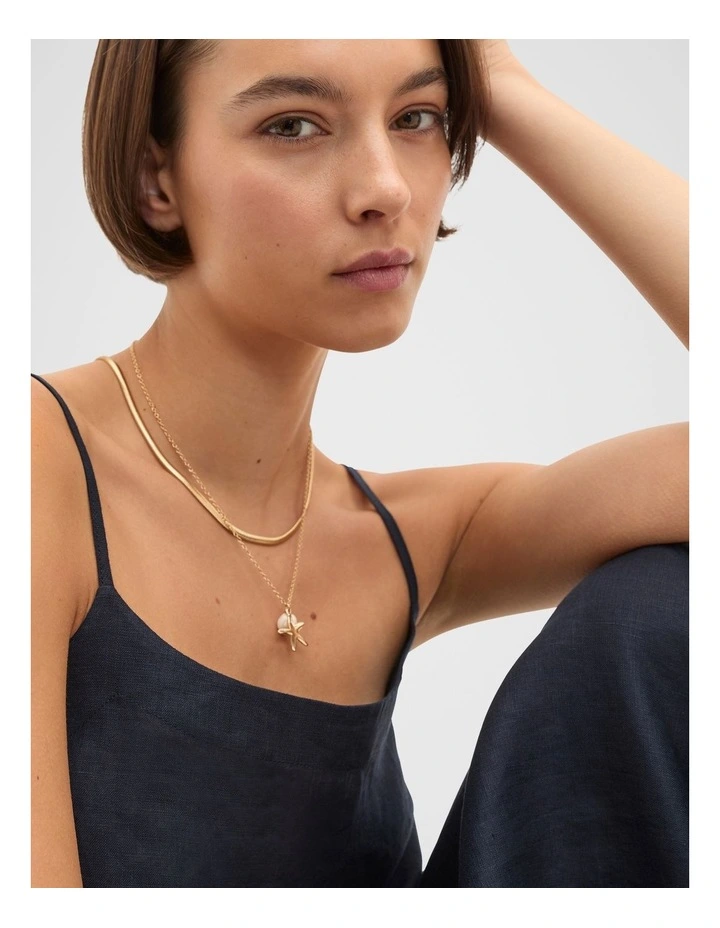 Starfish Pendant Necklace in Gold image 2