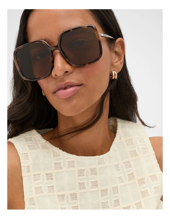 Jess Oversized Sunglasses in Dark Tort image 2