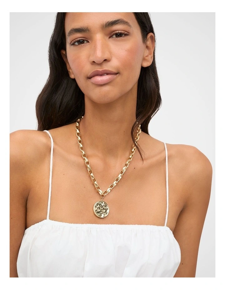 Luxe Round Pendant Necklace in Gold image 2