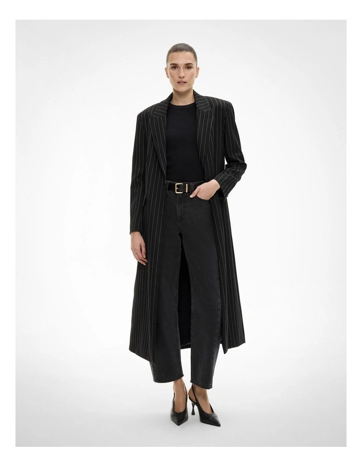 Barrel Leg Jeans in Washed Black image 2