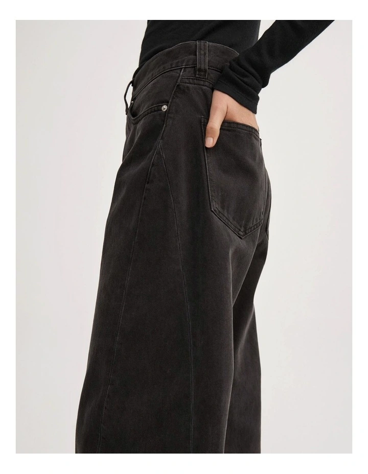 Barrel Leg Jeans in Washed Black image 3