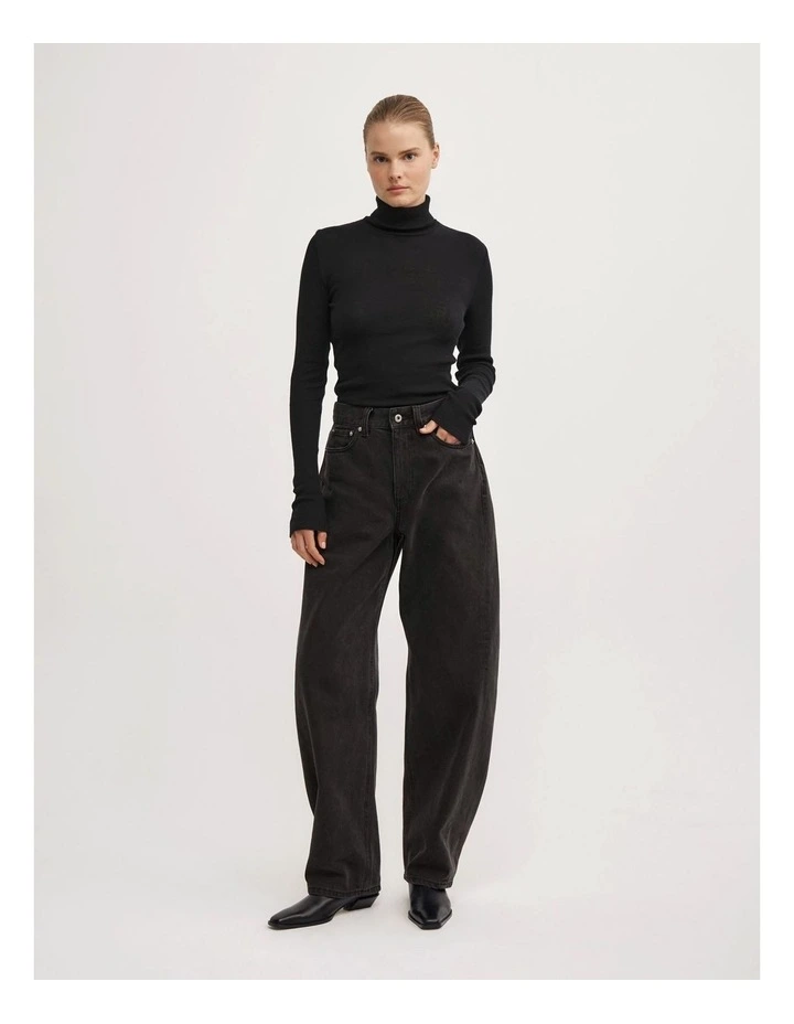 Barrel Leg Jeans in Washed Black image 4