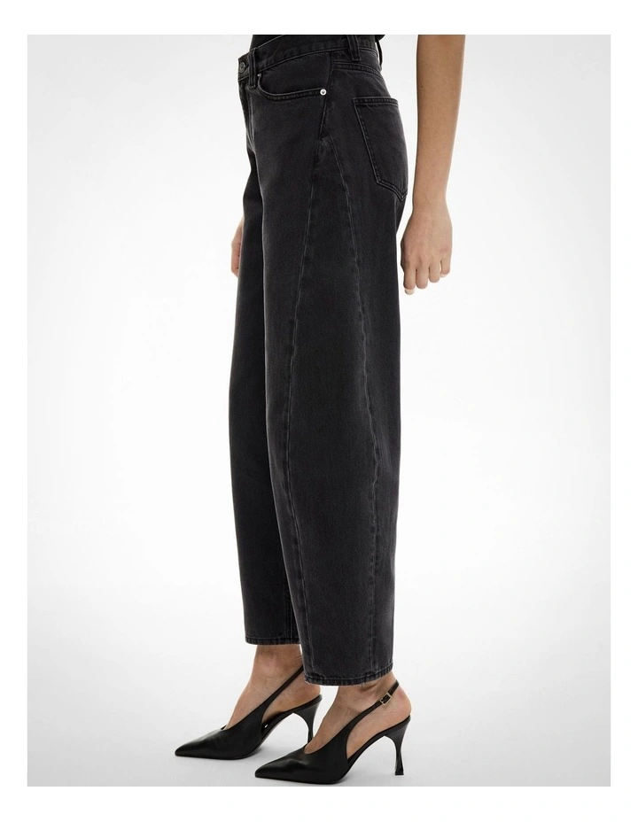 Barrel Leg Jeans in Washed Black image 4