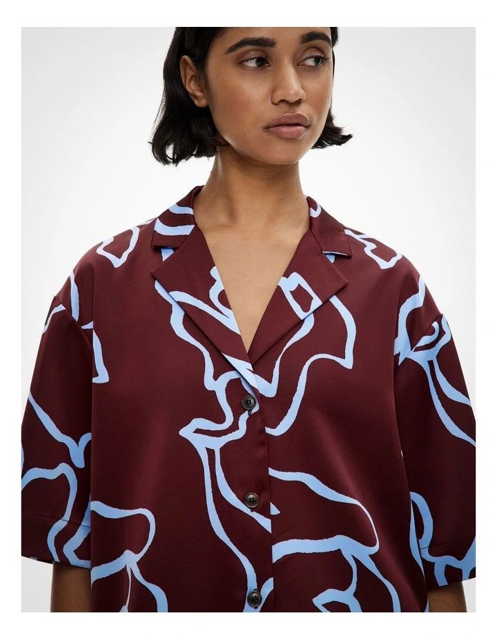 Short Sleeve Satin Shirt in Bordeaux Print image 3