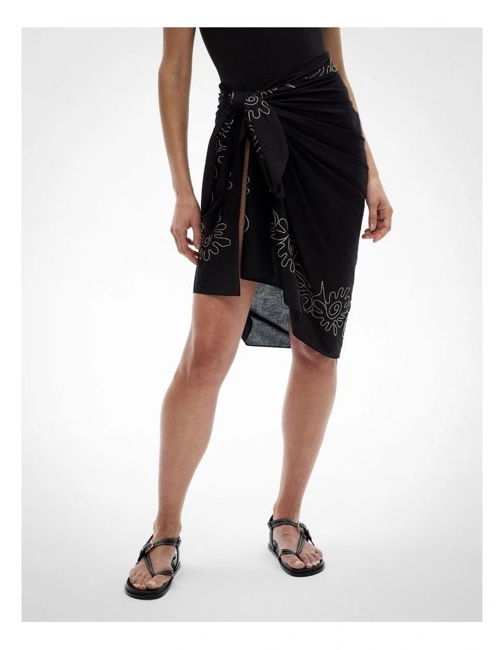 Cove Sarong in Black image 3
