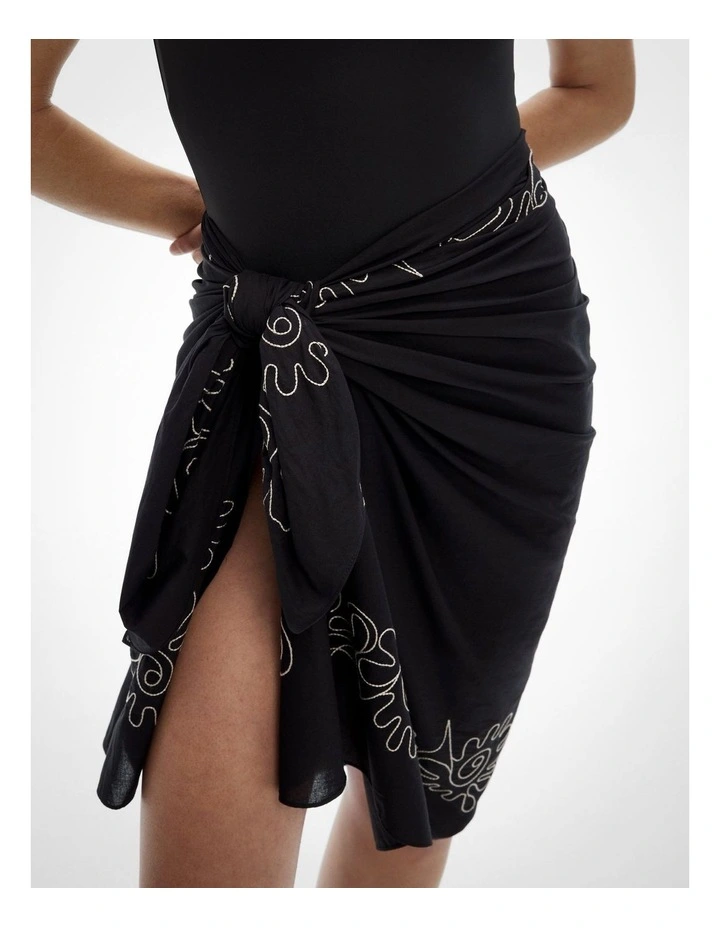 Cove Sarong in Black image 4
