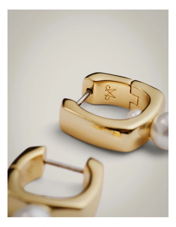 Lou Hoop Earrings in Gold image 3