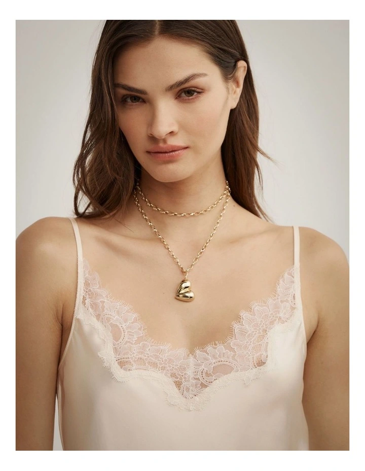 Kiera Lariat in Gold image 7