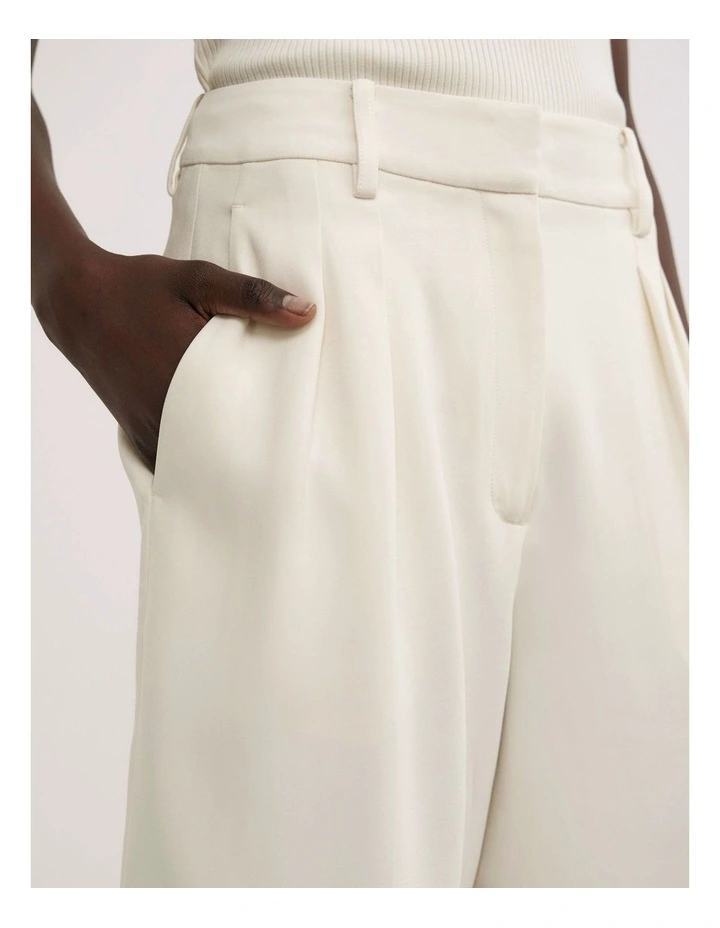 Bermuda Shorts in Vanilla image 3