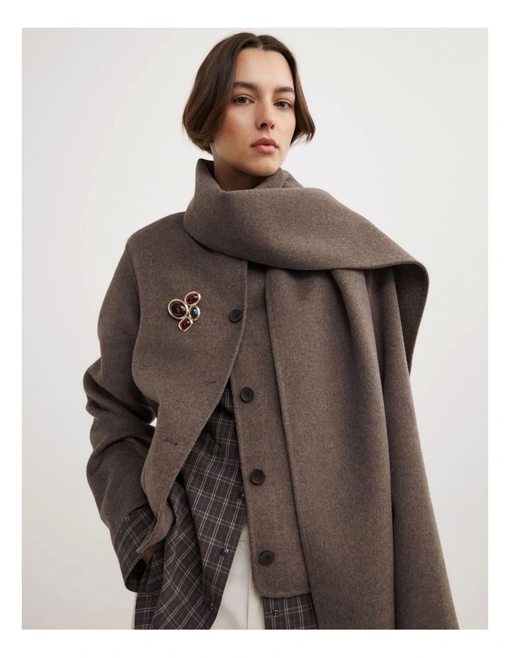 Thea Brooch in Gold image 2