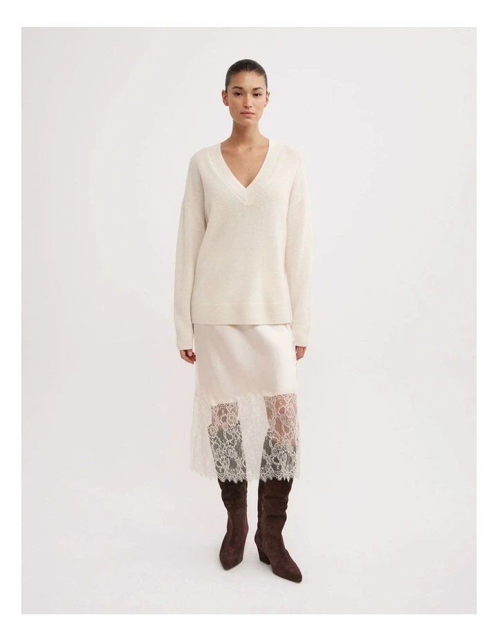 Cashmere V-neck Knit Jumper in Cream image 4