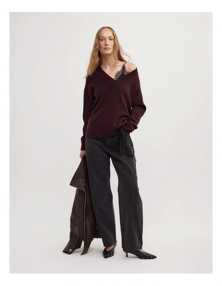 Cashmere V-neck Knit Jumper in Aubergine image 2