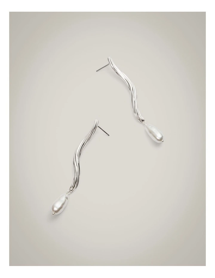 Rumi Pearl Earring in Silver image 4
