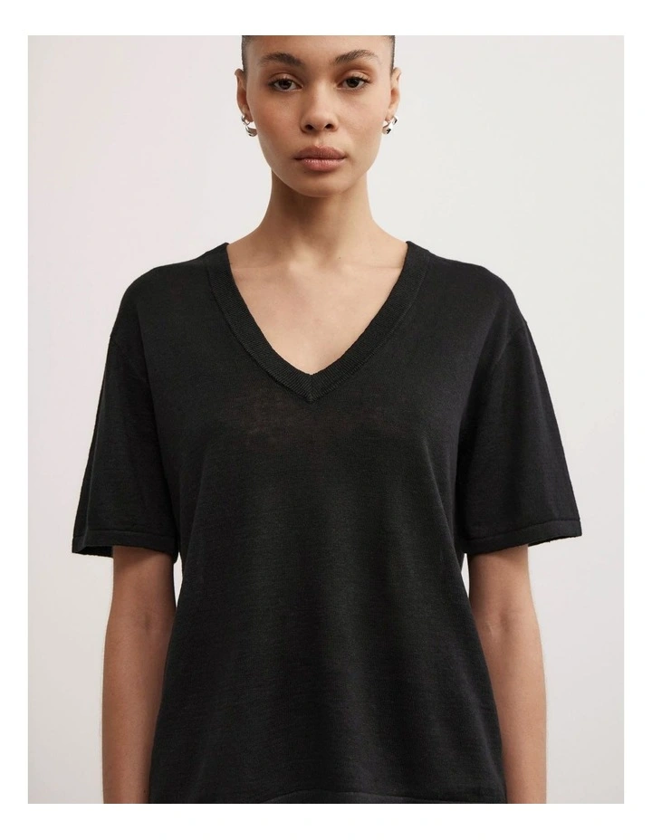Linen V-neck Knit T-shirt in Black image 4